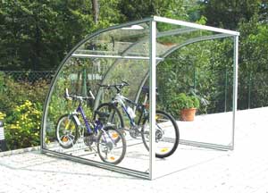 Tettoia porta biciclette con struttura metallica e policarbonato